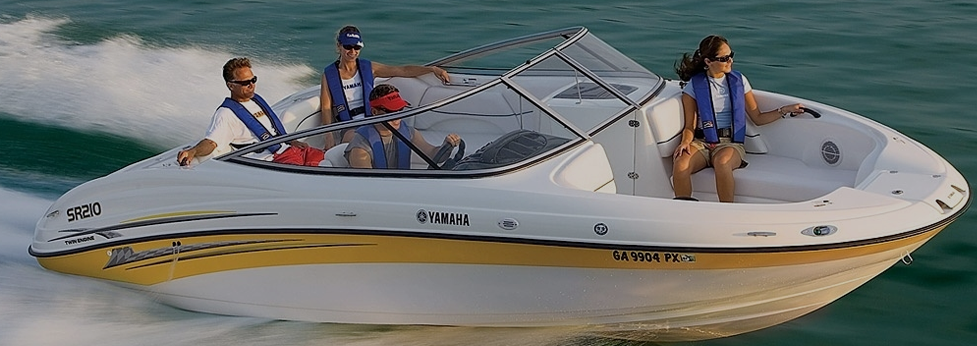 Sportowa łódź motorowa Yamaha płynąca po wodzie